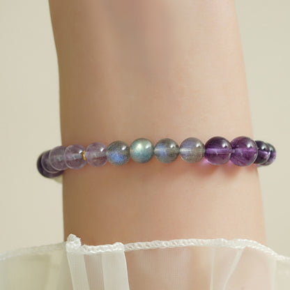 A panoramic view of the color-blocking effect of feldspar and amethyst, showcasing the visual beauty of color contrast