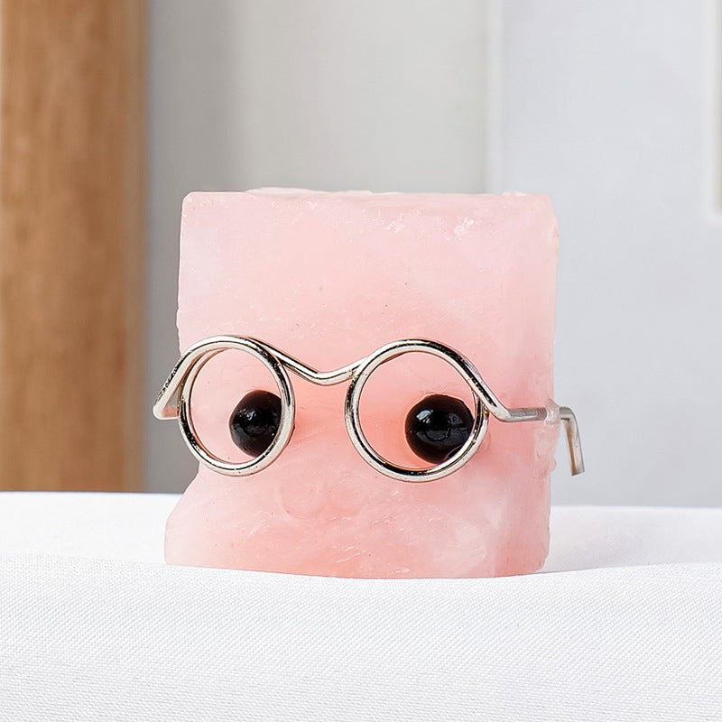 The theme of the four seasons, like a hedgehog in autumn with a few maple leaves placed beside it, is full of poetic charm.