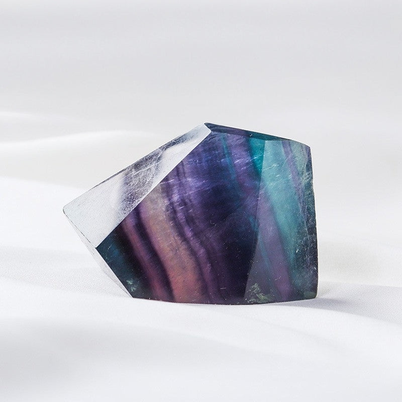 The geometry group formed a scene of an energy feng shui array on the desk, demonstrating how to optimize the energy field of the working area through the placement of different geometric shapes. 5. 