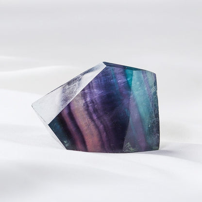 The geometry group formed a scene of an energy feng shui array on the desk, demonstrating how to optimize the energy field of the working area through the placement of different geometric shapes. 5. 