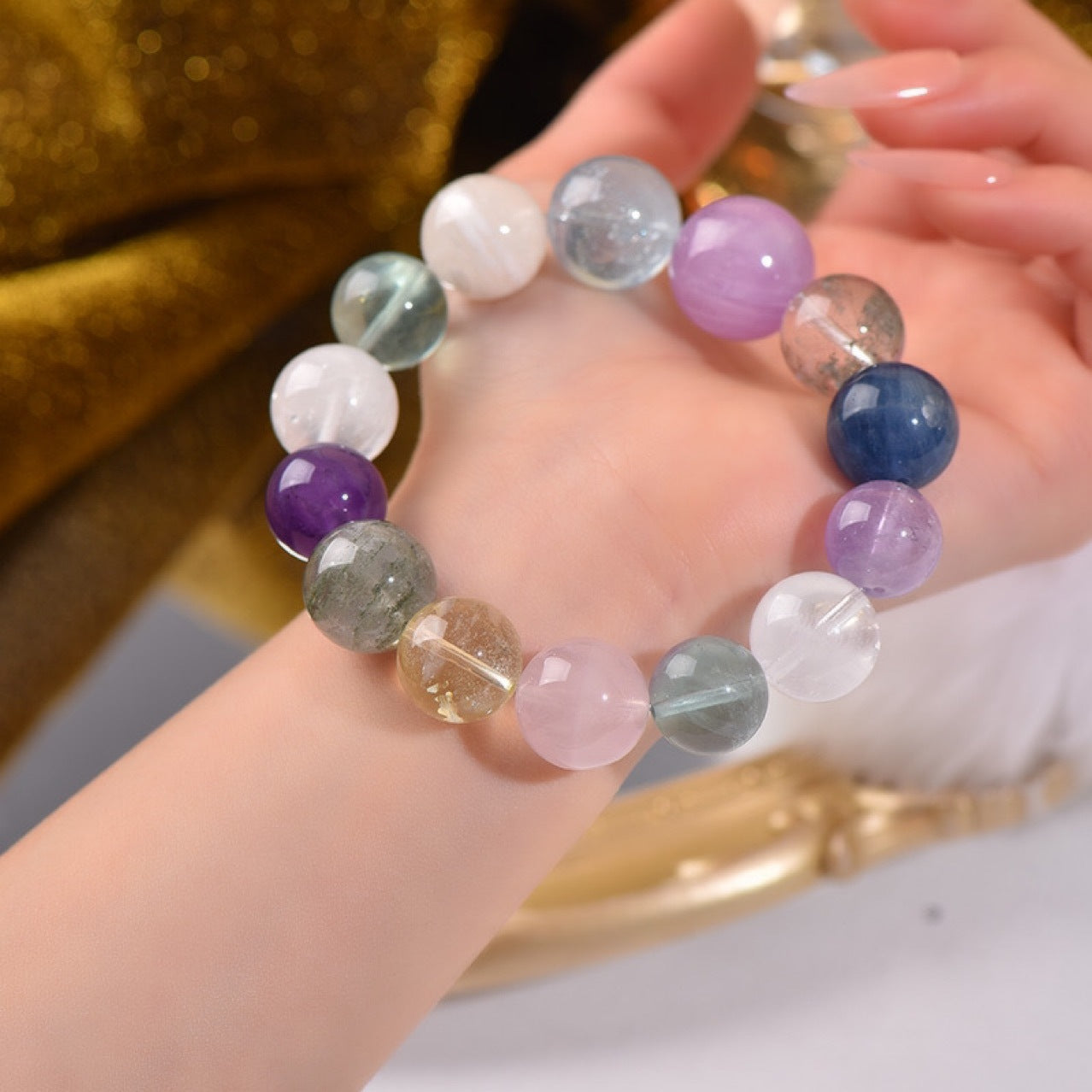 The multi-treasure bracelet, mainly featuring green ghost and supplemented by aquamarine and yellow tower crystal, highlights its core functions of attracting regular wealth and promoting career success, making it suitable for professionals to wear.