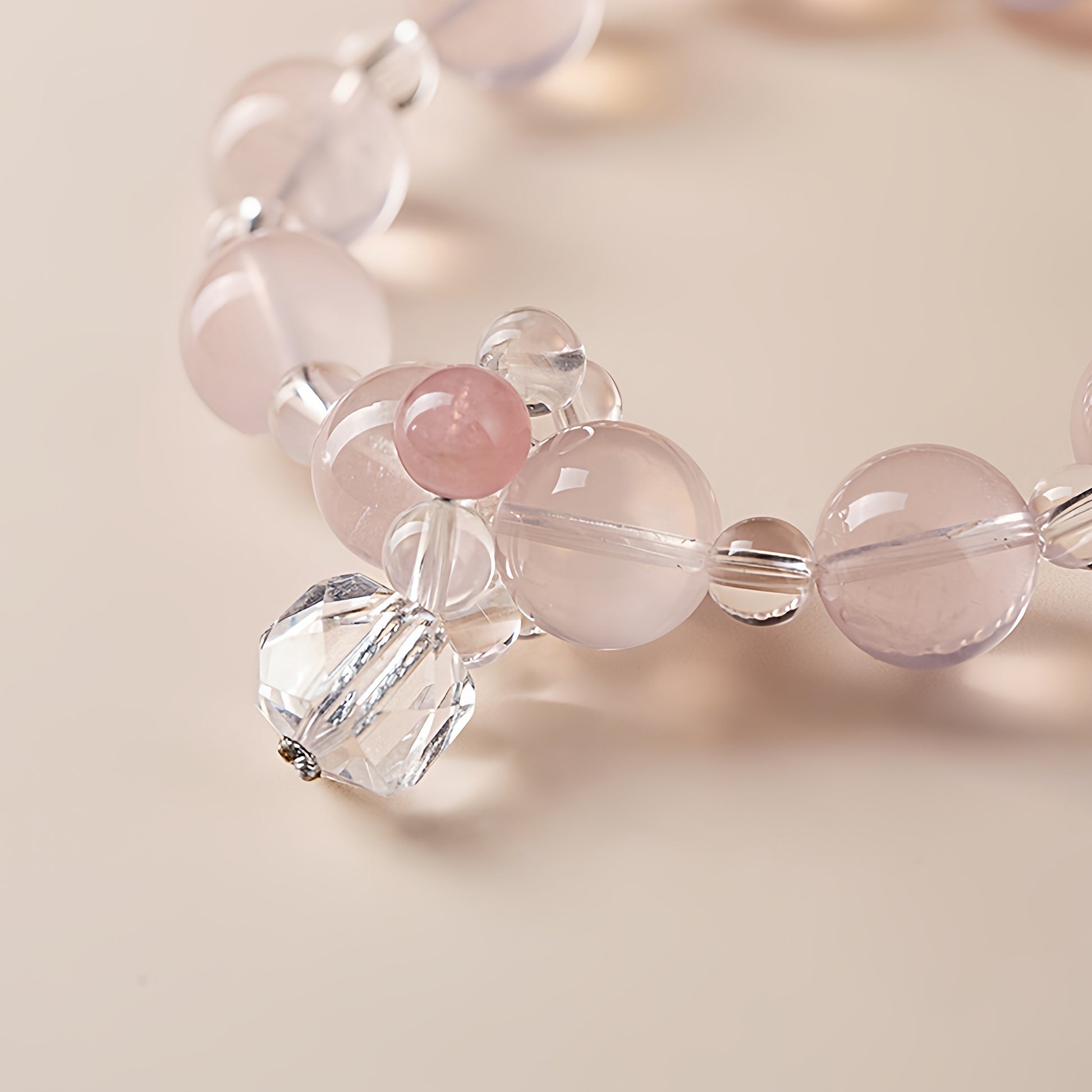 The wearing effect of the bracelet highlights the characteristics of spiritual healing and emotional repair