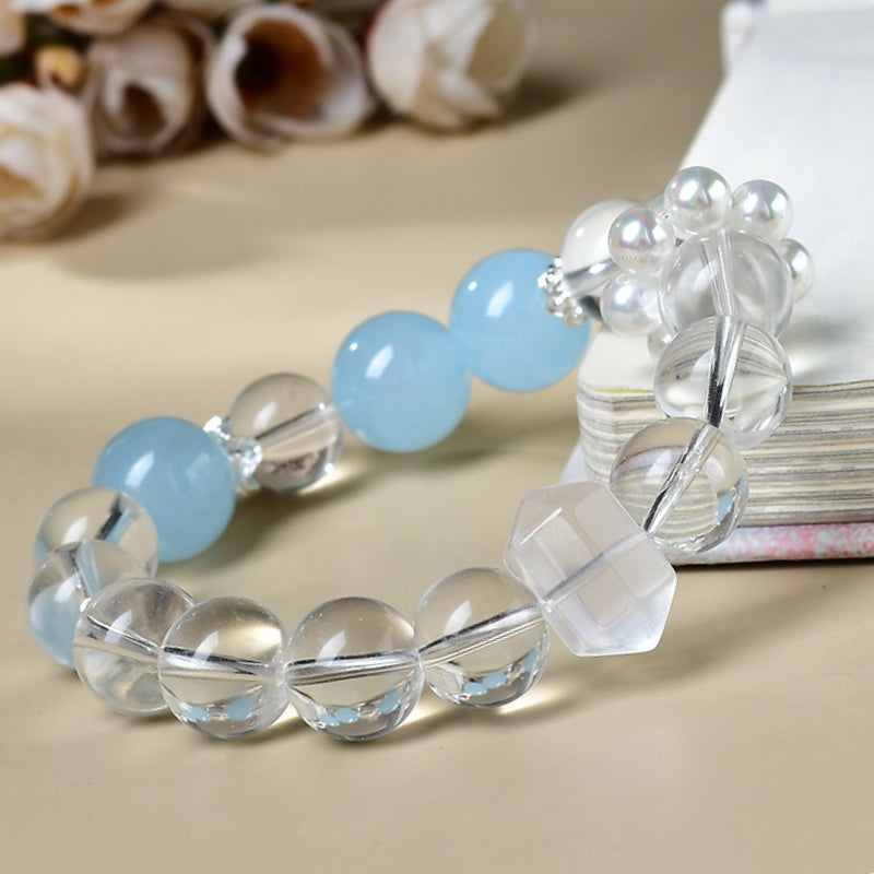 The minimalist style panoramic display highlights the high-end combination of exquisite silver jewelry and crystal