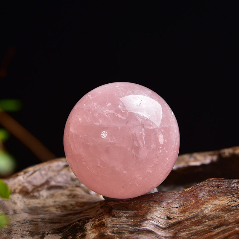Placing multiple pink crystal balls in combination can enhance the positive energy of the home