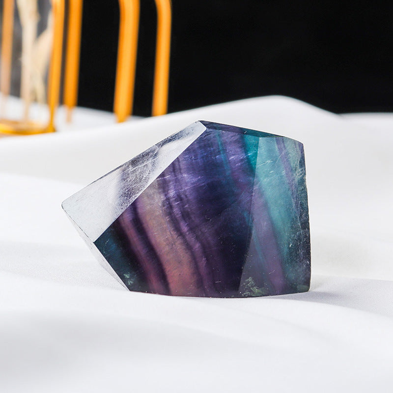 The seven-color fluorite geometric set, as a high-end home decoration item, has a display effect on the bookshelf that combines aesthetics and energy harmony.