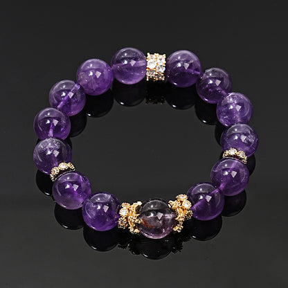 The transparent texture of amethyst under light demonstrates its intuitive power development effect