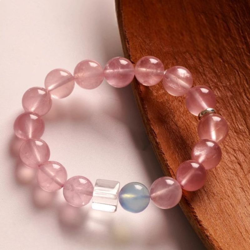 The three-color mixed bracelet of rose crystal, aquamarine and white crystal sugar cubes is laid out flat, presenting a high-end color gradation and energy fusion