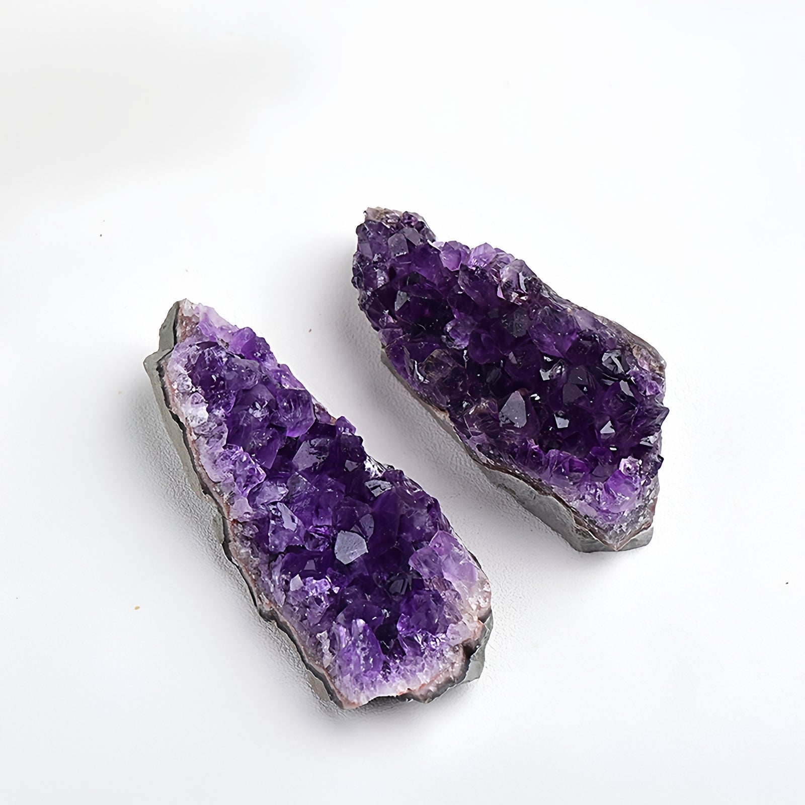 In the serene meditation corner, the amethyst cluster serves as the core of the altar, used for deep meditation and the energy practice of the crown chakra opening.