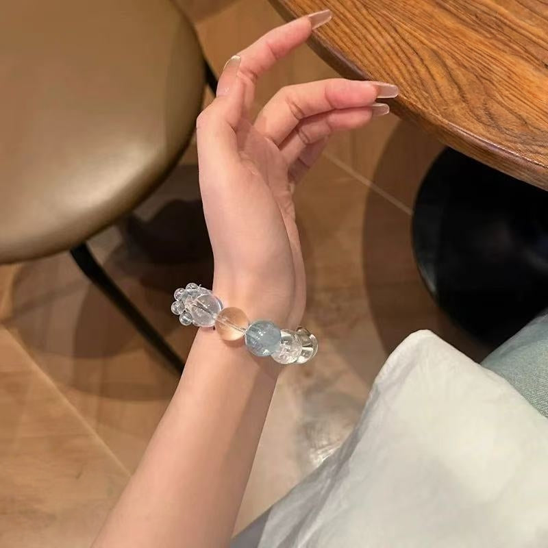The bracelet is combined with a meditation scene. The white crystal link provides guidance, and the aquamarine calms the mood, facilitating deep meditation.