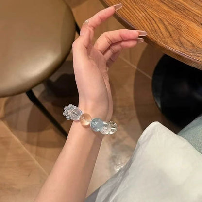 The bracelet is combined with a meditation scene. The white crystal link provides guidance, and the aquamarine calms the mood, facilitating deep meditation.