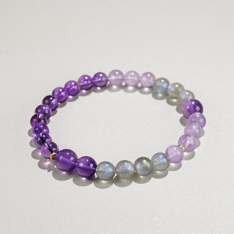 A close-up of the bracelet featuring a color-blocking design of feldspar and amethyst, showcasing the perfect blend of new Chinese aesthetics and natural crystals