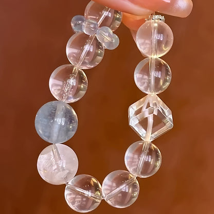 The cube sugar microphone crystal and the geometric structure of the running ring on the display bracelet emphasize its positioning as a niche fashion accessory.