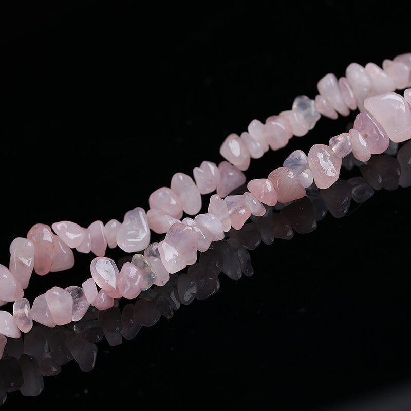 Green fluorite porous fragments are used to design colorful necklaces and earrings to enhance creativity.