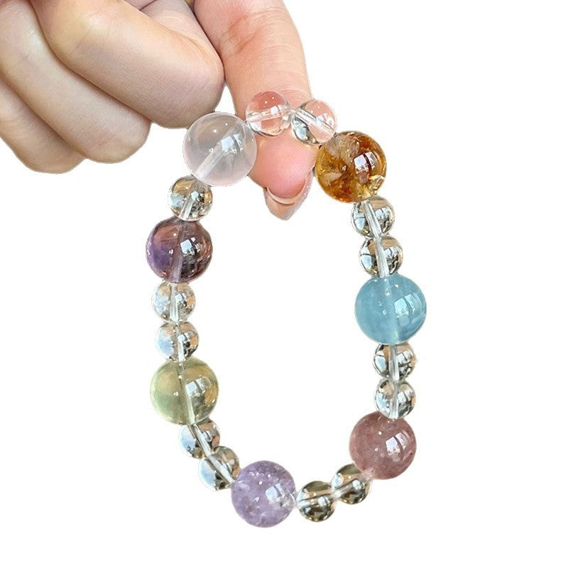 It is emphasized that while bracelets can attract wealth, white crystal also has the effect of warding off evil spirits and eliminating negative energy, providing comprehensive protection.