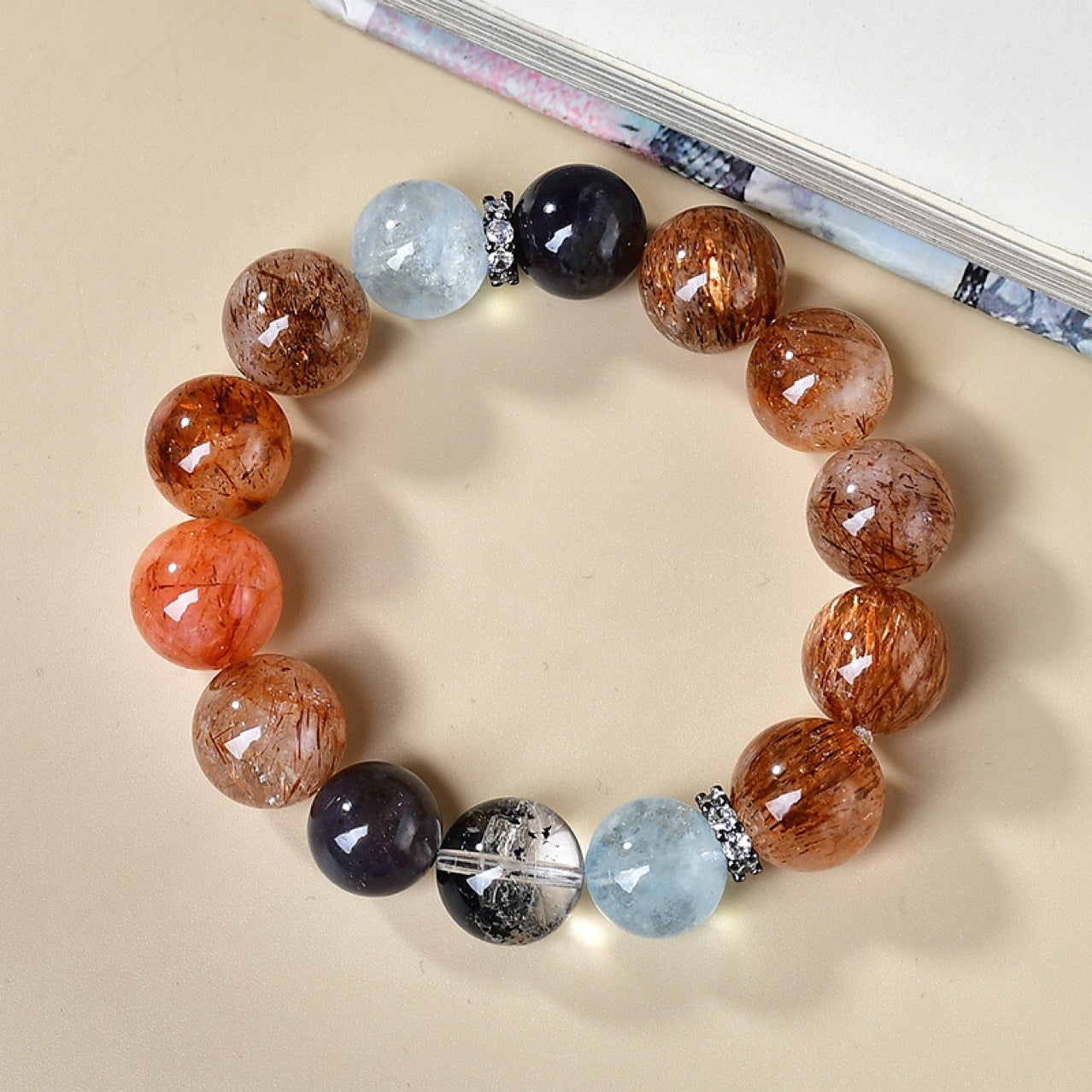 Male and female models simultaneously wore black and gold Super Seven bracelets for display, highlighting the neutral fashion design and powerful energy protection field. 4. 