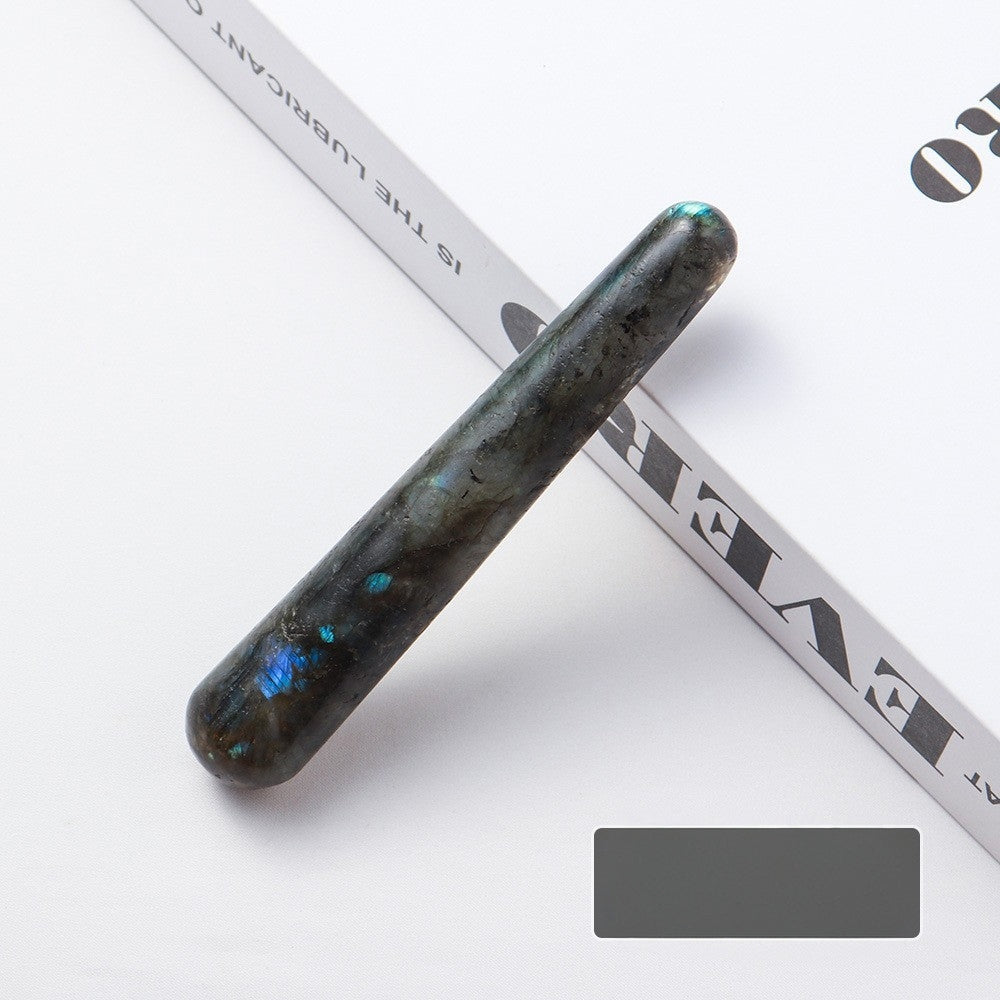 Travel outfit display: The massage stick is placed in a genuine leather protective case and comes with a mini essential oil bottle