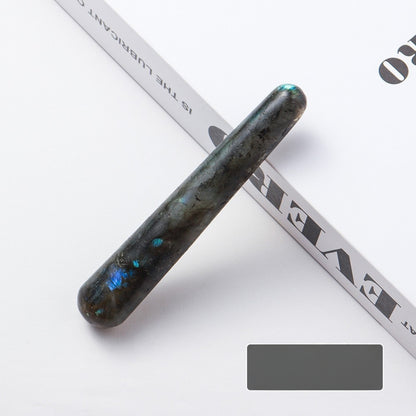 Travel outfit display: The massage stick is placed in a genuine leather protective case and comes with a mini essential oil bottle