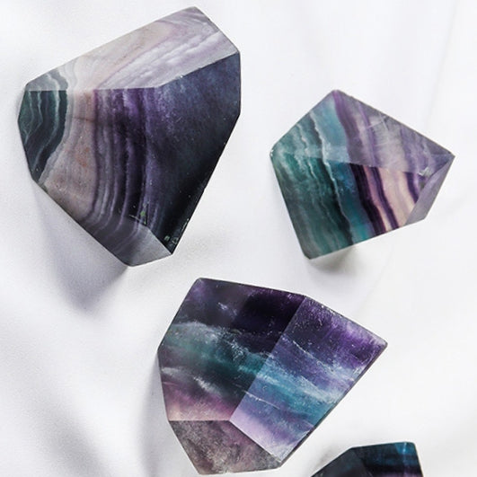 A close-up of the geometric shape of the purple fluorite sphere, with its smooth surface and deep purple luster, serves as an ideal tool for energy focusing and spiritual connection during meditation.