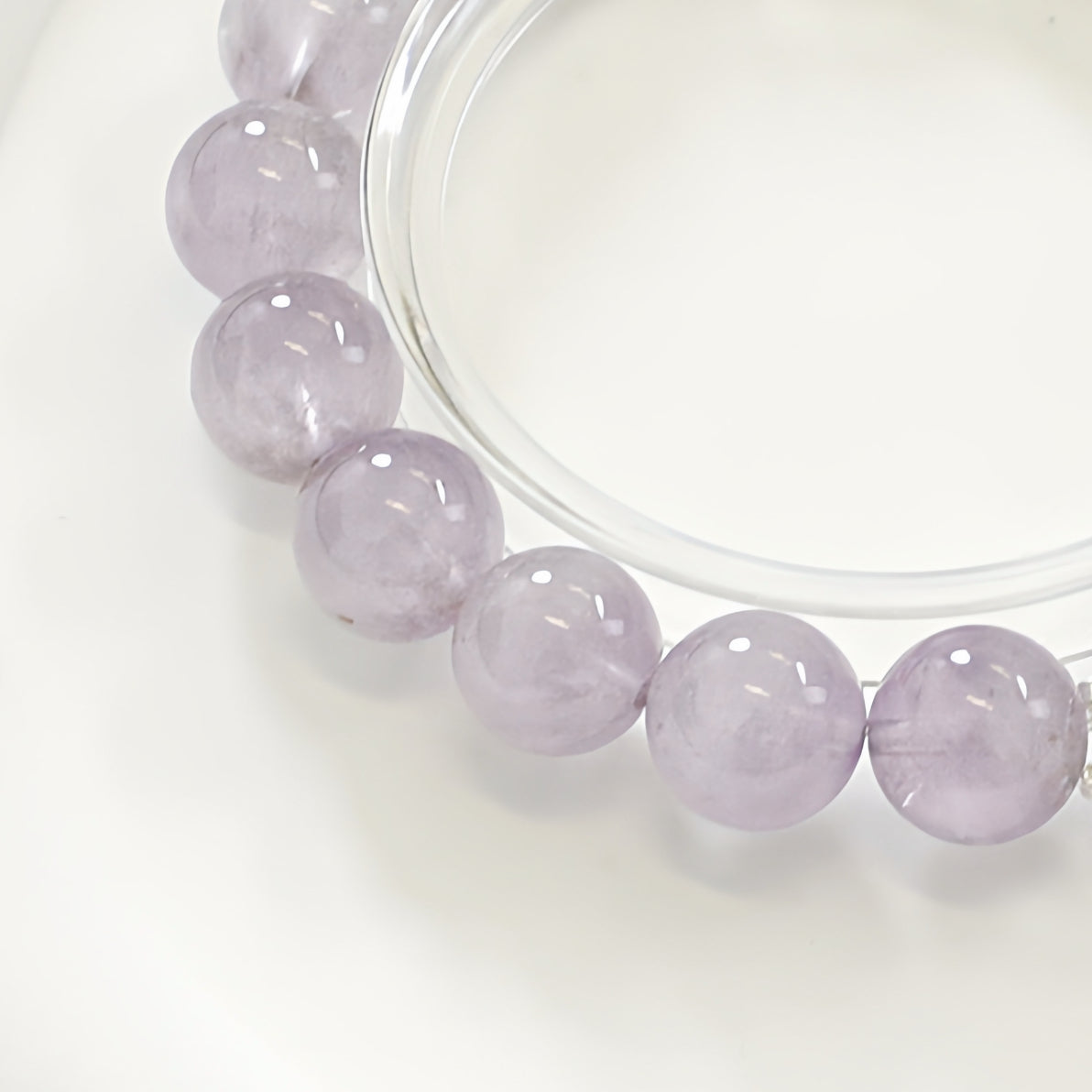 A close-up of the downy structure inside the purple rabbit fur symbolizes the accumulation of wealth and the soothing effect on emotions