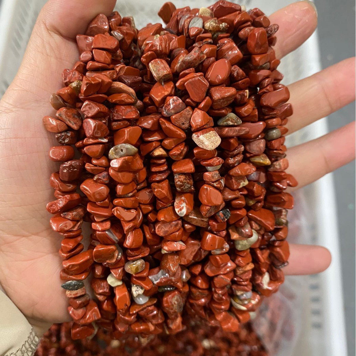 Rainbow tourmaline with holes mixed with crushed stones can be used to create colorful healing bracelets and creative gifts.