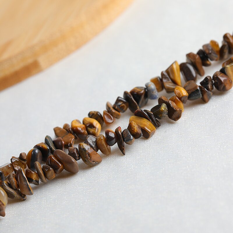 Red agate with perforated raw stone particles can be strung into a sporty bracelet to enhance vitality.