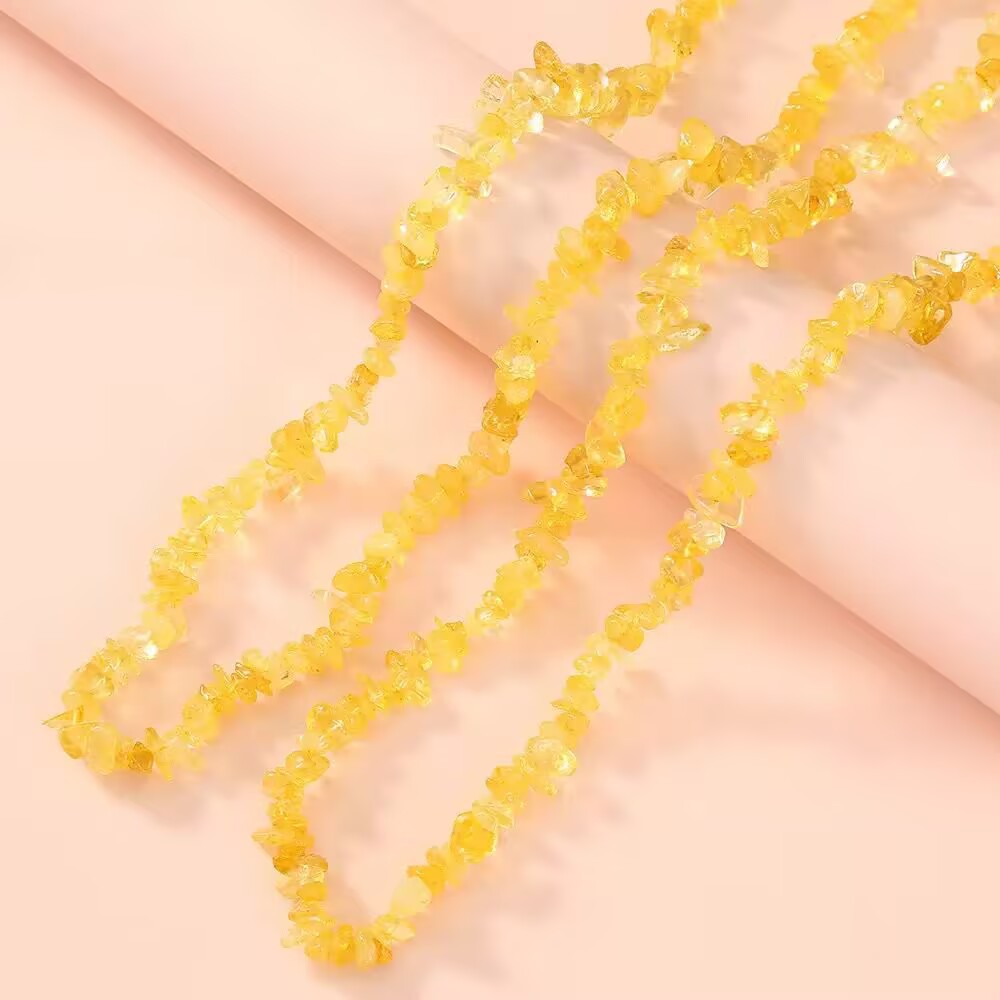 Rose quartz with perforated heart-shaped crushed stones is suitable for making sweet-style bracelets and gifts.