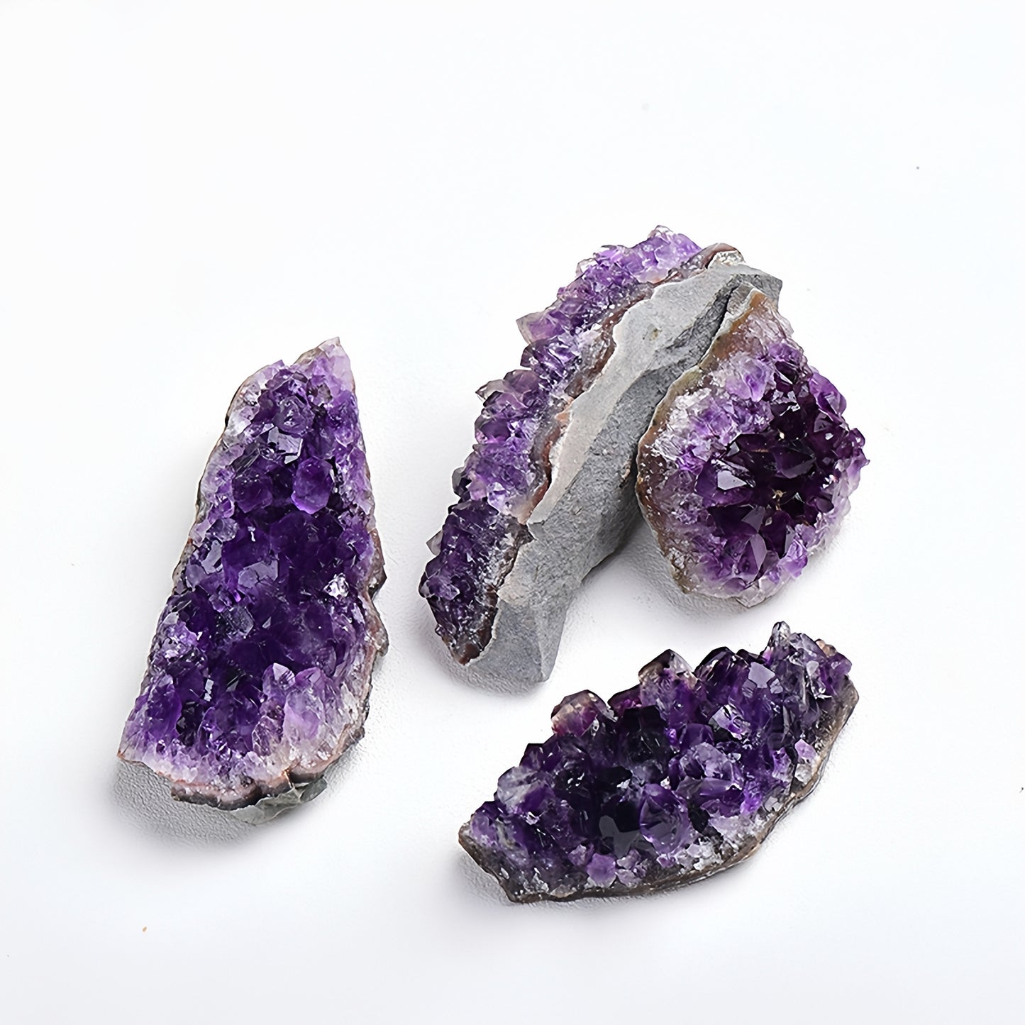 Amethyst clusters on the bedside table in the bedroom emit gentle energy. As guardians of sleep, they help purify dreams and bring about deep sleep.