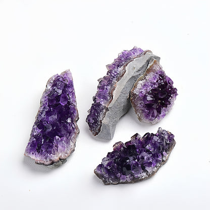 Amethyst clusters on the bedside table in the bedroom emit gentle energy. As guardians of sleep, they help purify dreams and bring about deep sleep.