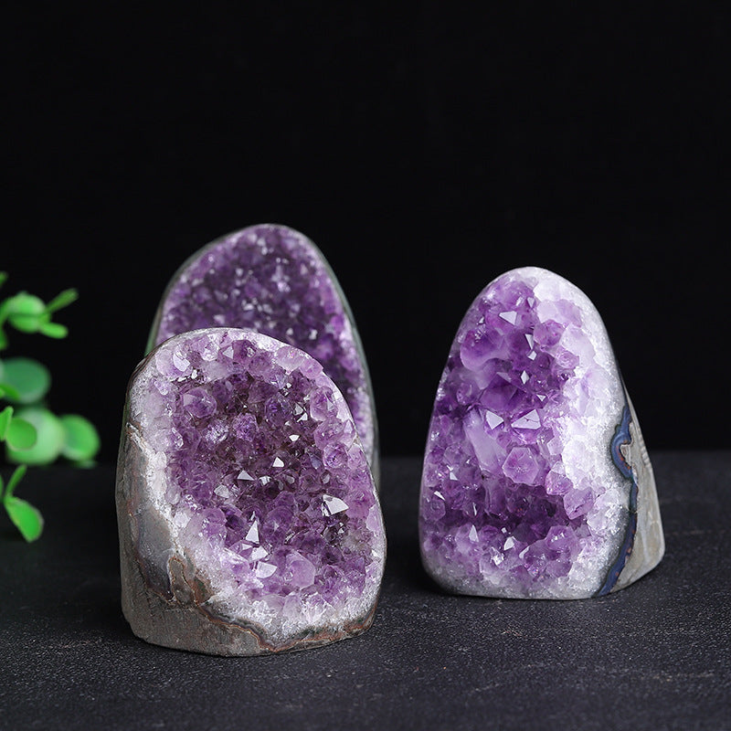Amethyst clusters, as spatial energy purification base stations, are placed at the core of modern living rooms, demonstrating how they can build a harmonious energy field for the entire home space.