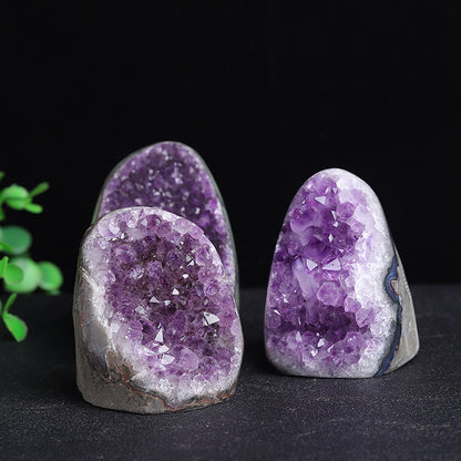 Amethyst clusters, as spatial energy purification base stations, are placed at the core of modern living rooms, demonstrating how they can build a harmonious energy field for the entire home space.