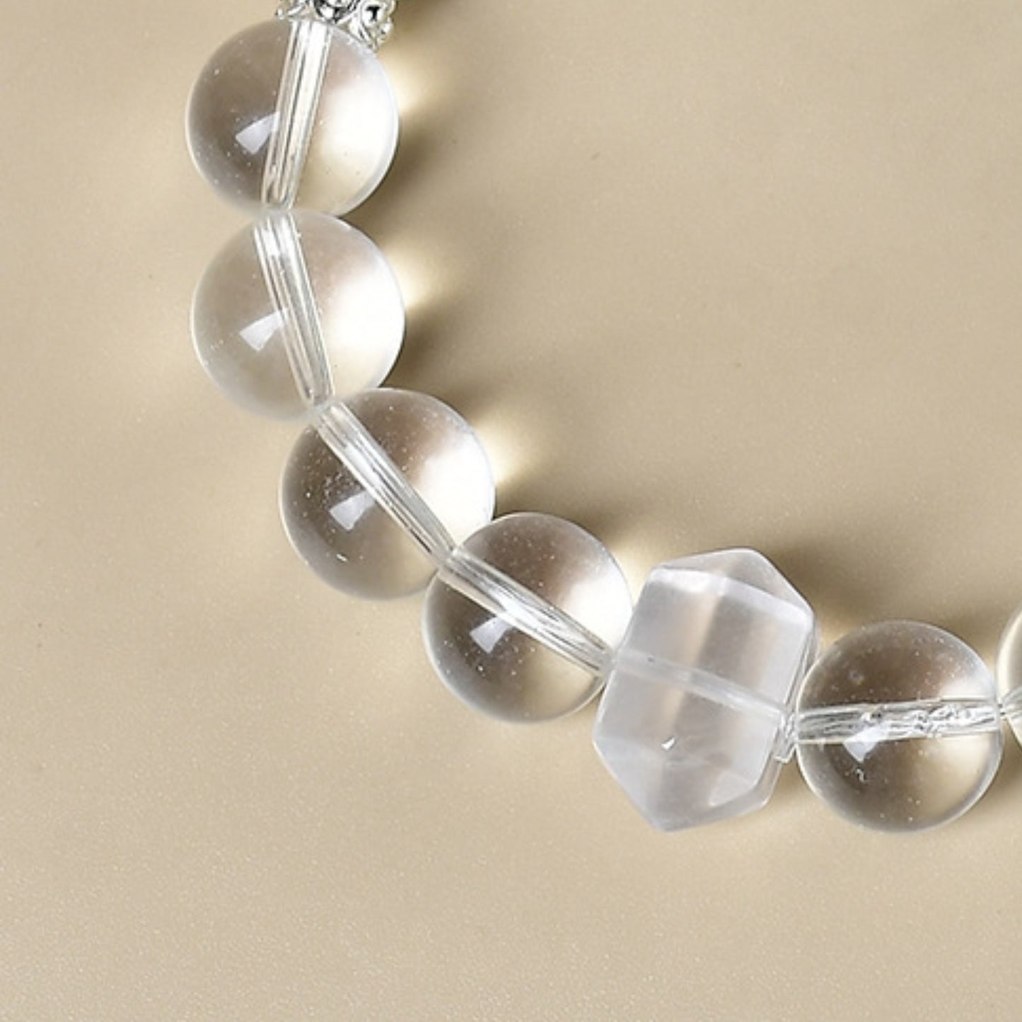 Wearing it in study scenarios, white crystal enhances concentration, and aquamarine boosts exam luck