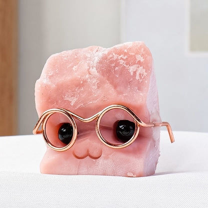 The moment it was opened as a birthday present, the recipient showed a surprised smile.