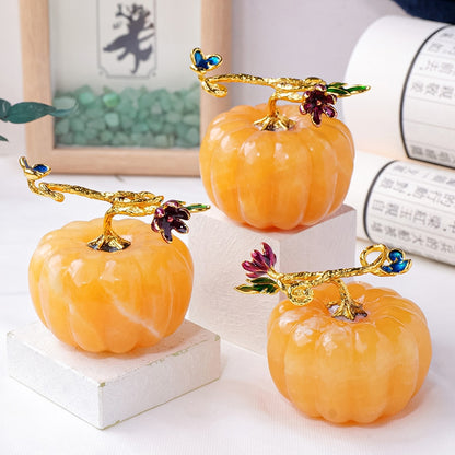 Natural gold jelly pumpkin carvings are used as the central decoration of the Thanksgiving table, paired with candles and autumn leaves to create an atmosphere of abundance and gratitude.