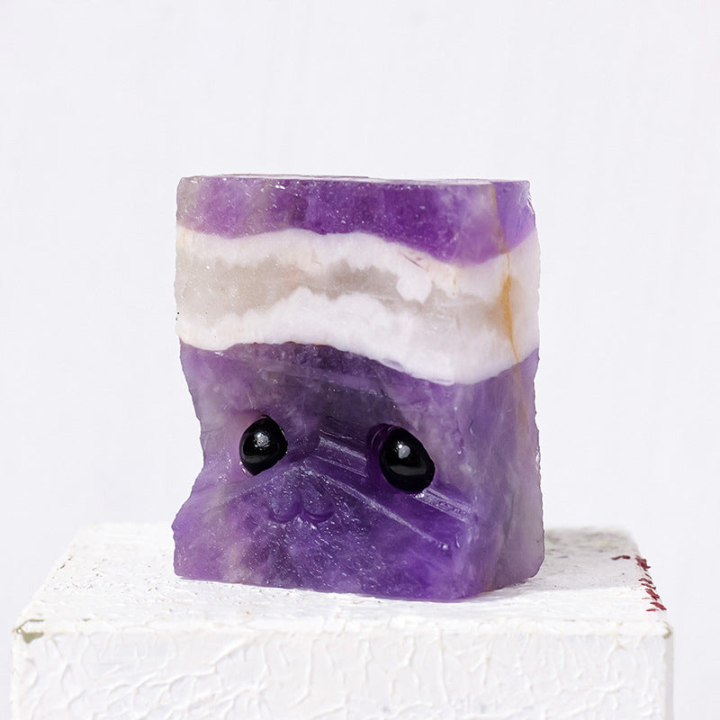 Beside the painting workbench, "Mr. Chopin" sat quietly among the tubes of paint, gazing at the unfinished painting.