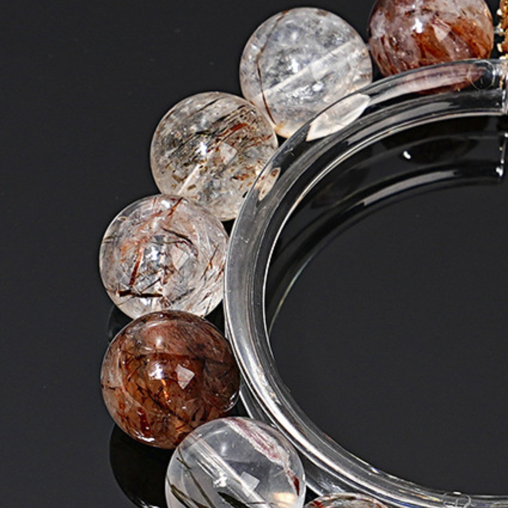 A close-up of the transparent texture of white crystal highlights its energy purification and frequency enhancement characteristics