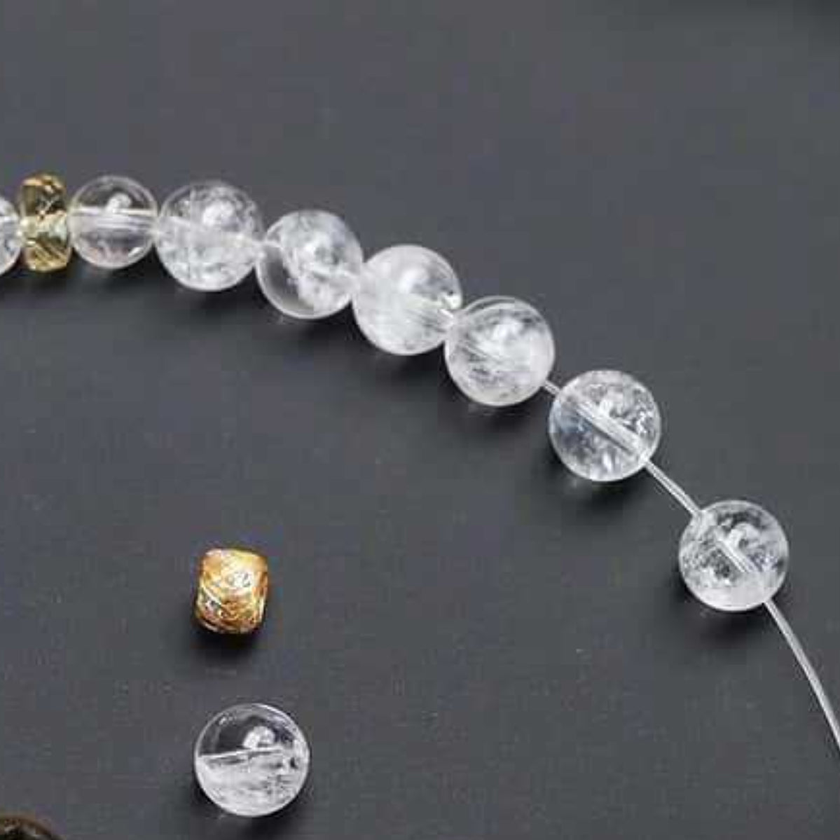 A close-up of the transparent texture of white crystal highlights its energy purification and frequency enhancement characteristics