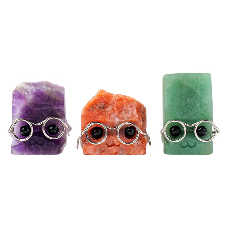 Beside the key tray at the entrance, the hedgehog seems to be reminding you to bring your glasses and keys.