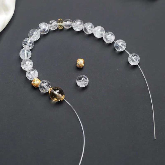 The three-color energy bracelets of white crystal, white Asai and yellow crystal are laid out horizontally, presenting a distinct combination of energy layers