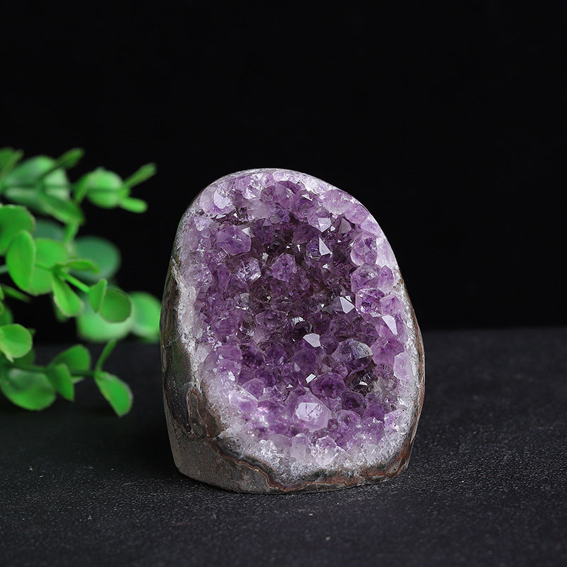 Amethyst clusters are placed in the home's wealth-attracting position based on feng shui principles, accompanied by symbolic objects such as ingots, demonstrating their core application as wealth-attracting feng shui stones.
