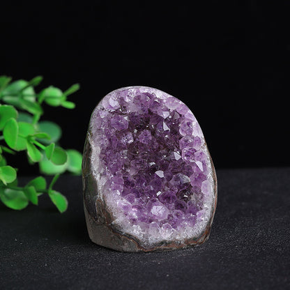 Amethyst clusters are placed in the home's wealth-attracting position based on feng shui principles, accompanied by symbolic objects such as ingots, demonstrating their core application as wealth-attracting feng shui stones.