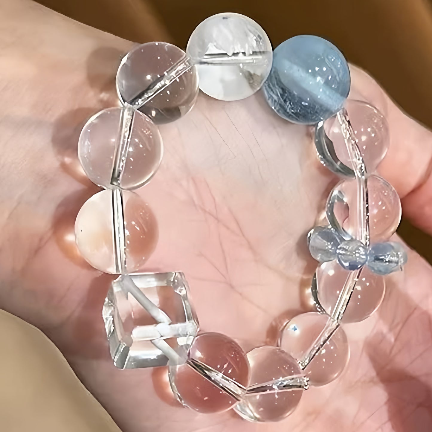 A bracelet placed on a desk or in a study serves as a feng shui ornament. White crystal enhances academic fortune, while aquamarine boosts exam luck.