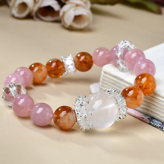 A close-up of yellow crystal and exquisitely carved PI Xiu accessories, highlighting the dual effects of attracting and protecting wealth