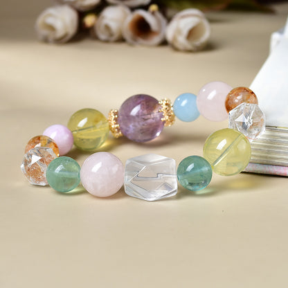 A close-up of the transparent texture of citrine highlights its warm color and the energy that attracts wealth