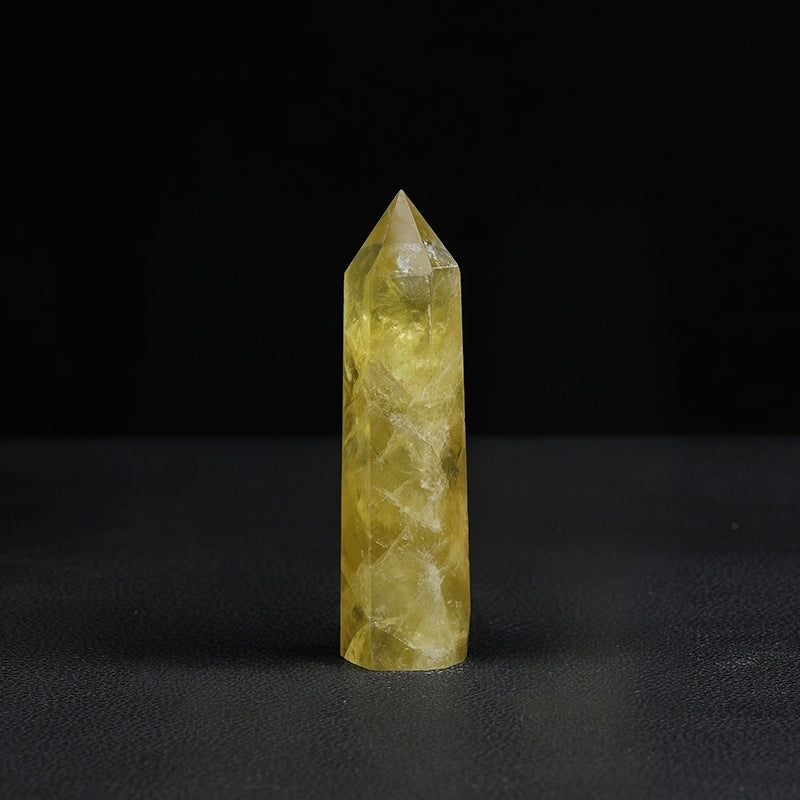 The decorative effect of yellow crystal columns when paired with office supplies