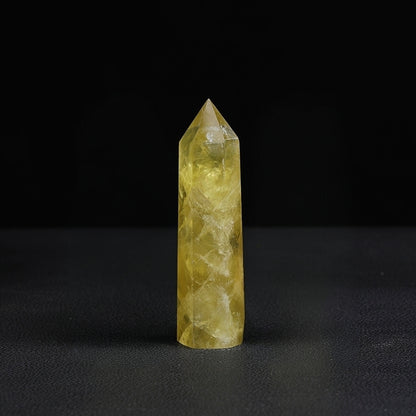 The decorative effect of yellow crystal columns when paired with office supplies