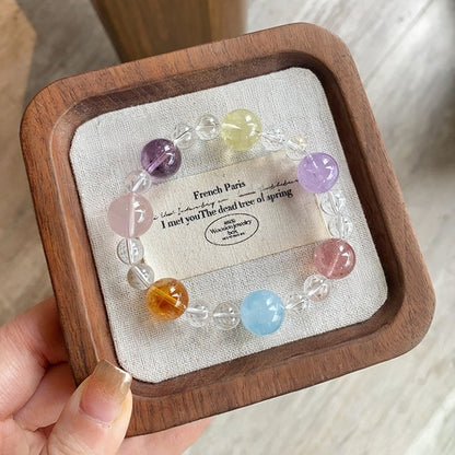 A close-up of a multi-treasure bracelet made of natural citrine, white quartz and aquamarine, highlighting the wealth-attracting effect of citrine and the original design sense.