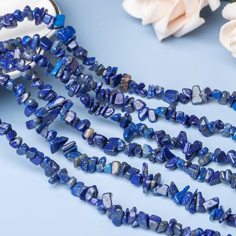 Yellow tiger's eye stone, with its perforated and pearl-shaped crushed stones, can be used to make business-style bracelets and accessories.