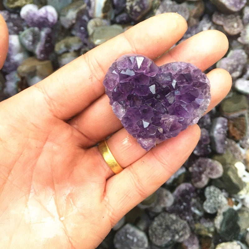 Decorating the bedroom with amethyst clusters promotes peaceful sleep