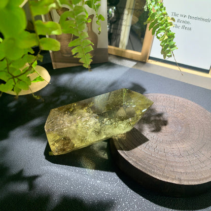 Citrine fragments in crystal grid for manifestation