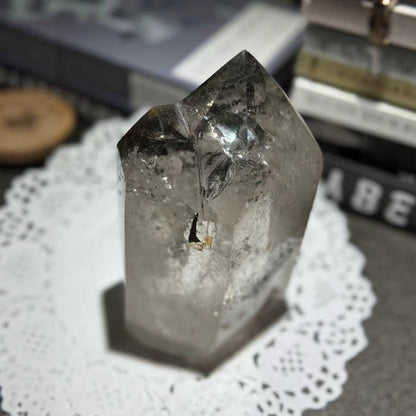 Green phantom inclusions forming landscape patterns in quartz